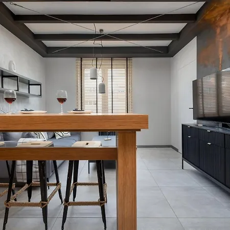 Trendy Downtown For 4 Guests By Renters Apartment *